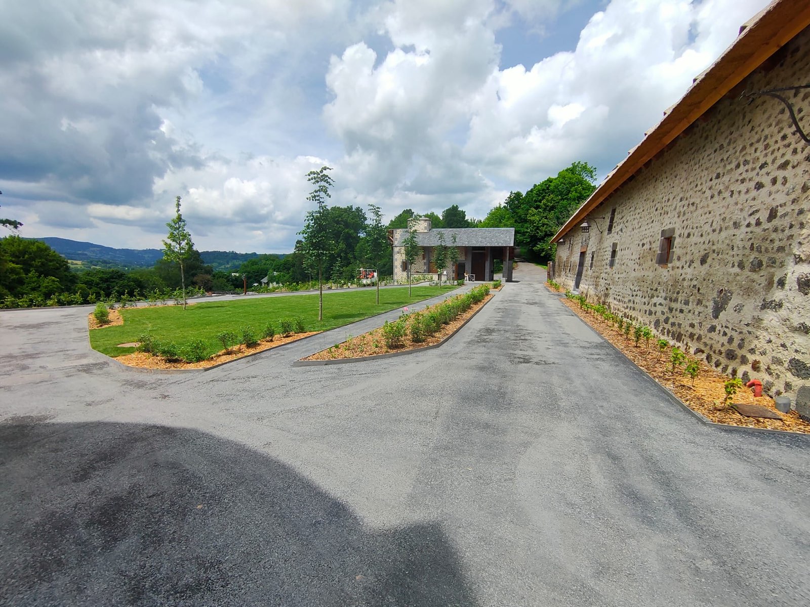 Gazon en rouleaux posé à Saint Bonnet Près Orcival – 280 m2 – Département Puy-De-Dôme